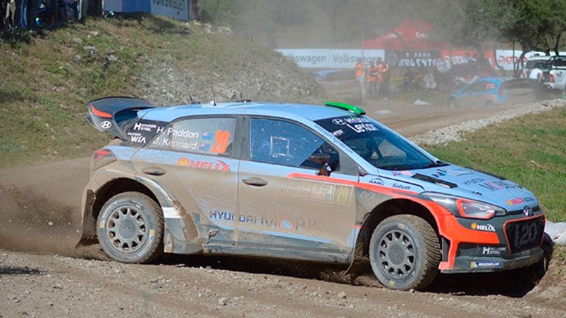 Paddon está primero a puro derrape. Foto: Lucio Casalla / ElDoce.tv