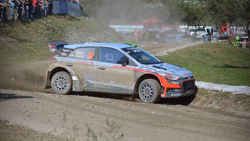 Paddon está primero a puro derrape. Foto: Lucio Casalla / ElDoce.tv