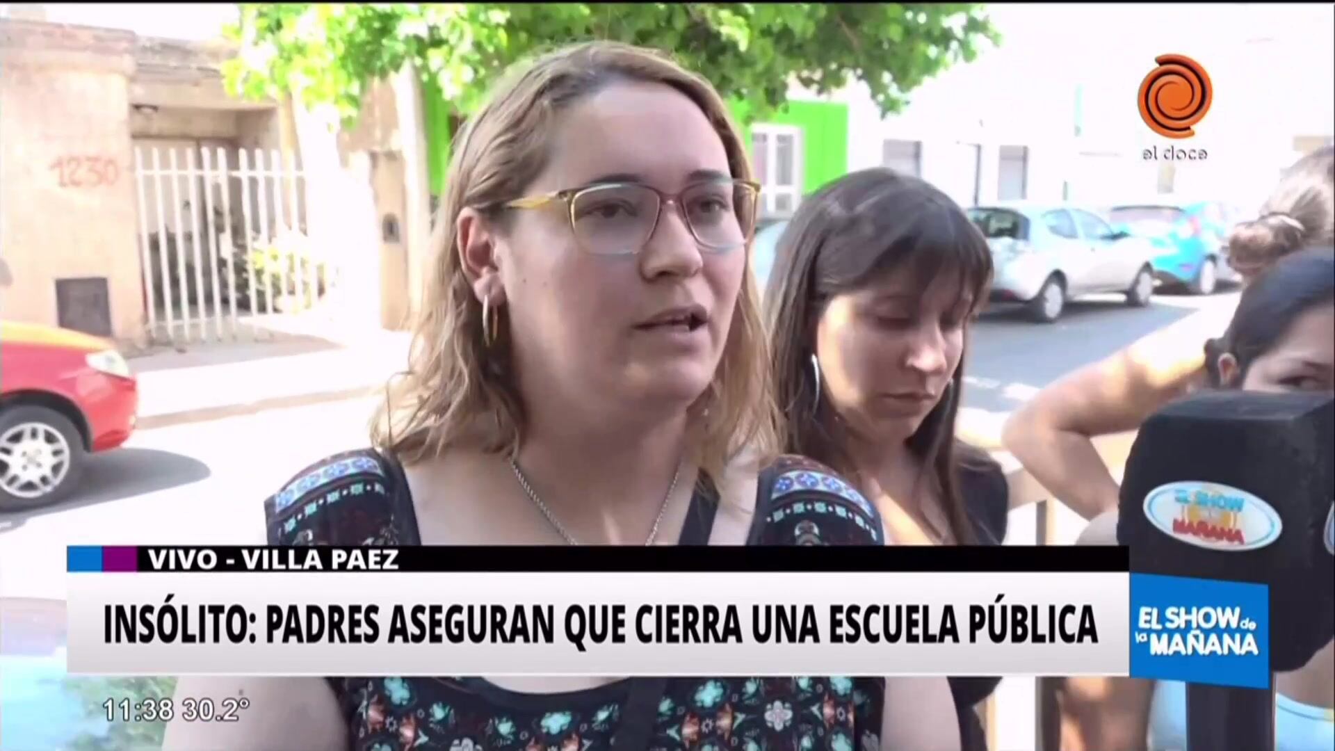 Padres aseguran que cierra una escuela pública