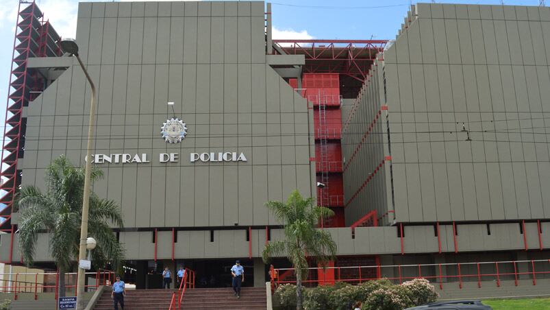 Padres de los detenidos protestaron frente a Jefatura. 