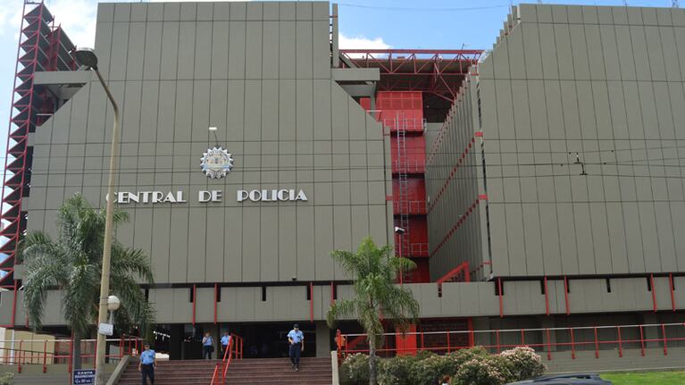 Padres de los detenidos protestaron frente a Jefatura.