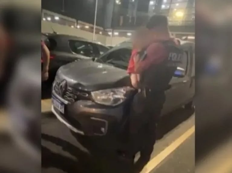 Padres dejaron a su hija durmiendo en el auto y se fueron de compras.