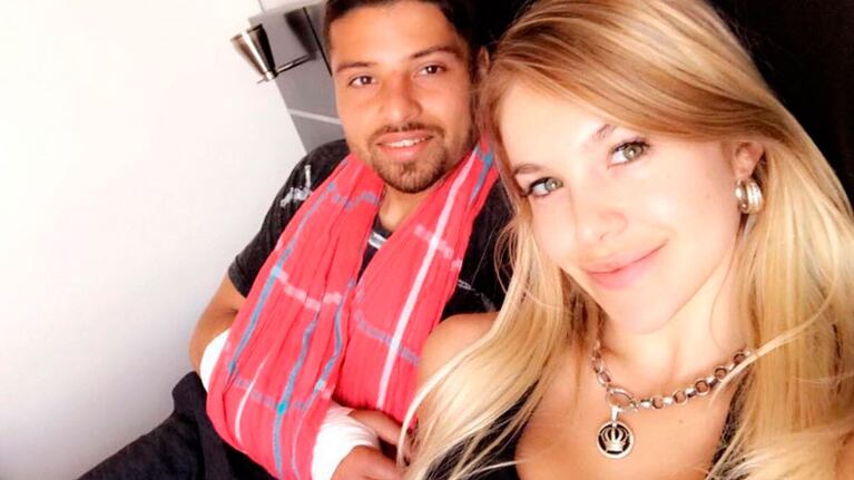 Palacios, con el yeso en el brazo y la compañía de su novia.