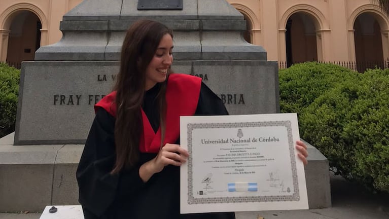 Paloma y un diploma que la llena de orgullo. Foto: Julieta Pelayo/ElDoce.tv.
