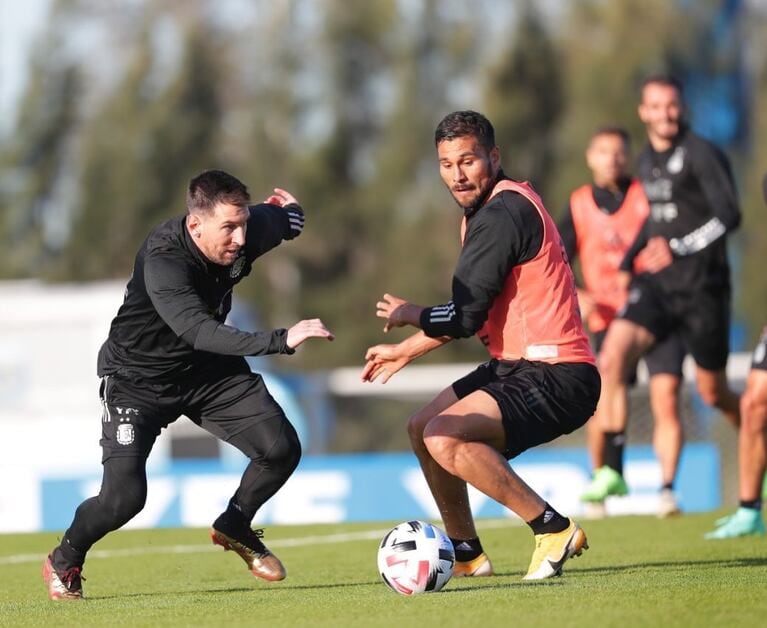 Palomino marcando a Messi en la Selección.