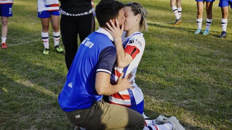 Pamela y Juan Pablo se fundieron en un beso interminable luego de la propuesta.