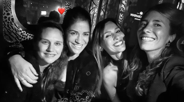 Pampita con amigas en el Boliche Tequila.