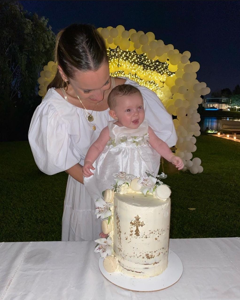 Pampita con su hija en brazos celebrando el bautismo.