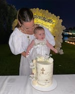 Pampita con su hija en brazos celebrando el bautismo.