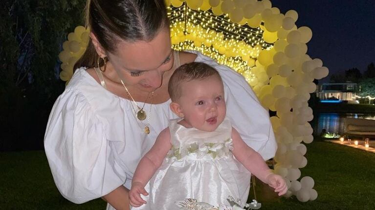 Pampita con su hija en brazos celebrando el bautismo.