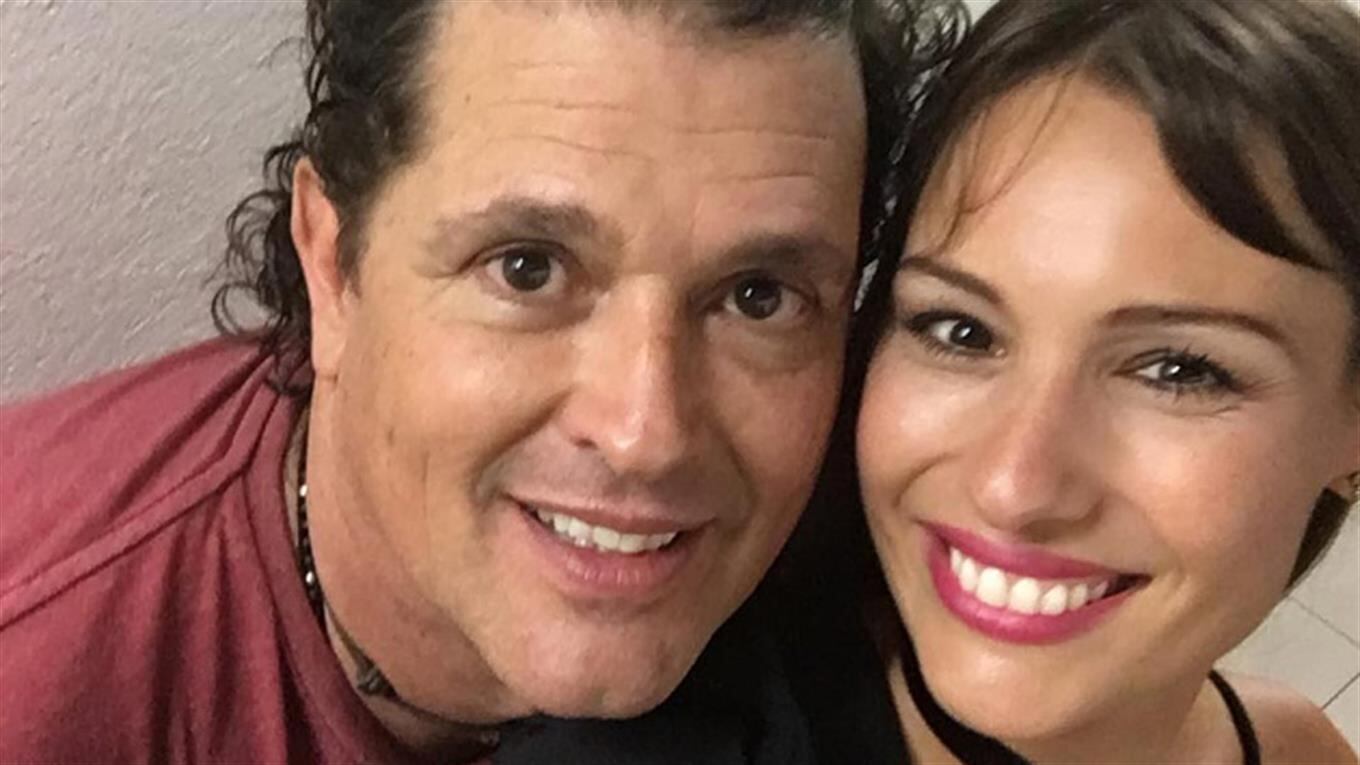 Pampita, con su nuevo look, junto a Carlos Vives. 