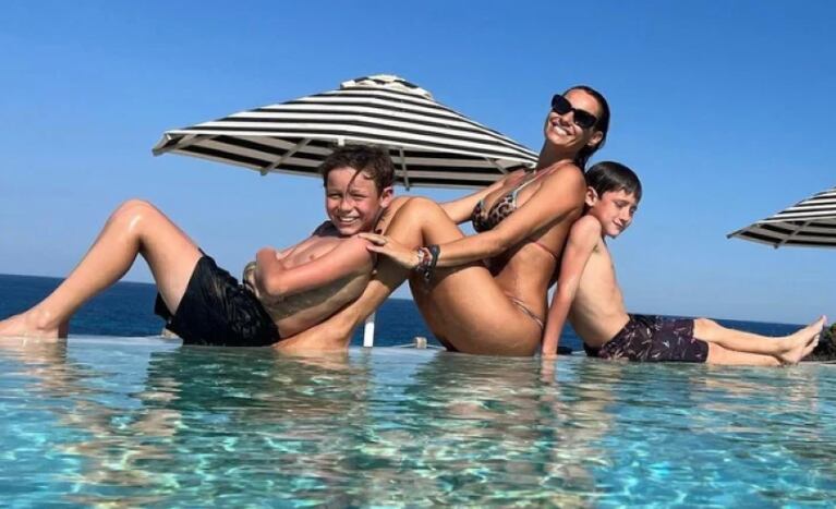 Pampita de vacaciones en Ibiza: viajó con su familia y amigas por canje