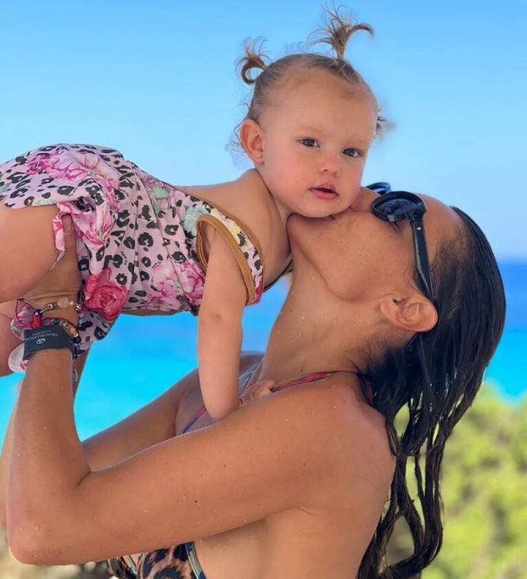 Pampita de vacaciones en Ibiza: viajó con su familia y amigas por canje