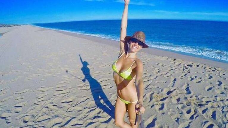 Pampita en la playa, disfrutando de las vacaciones.