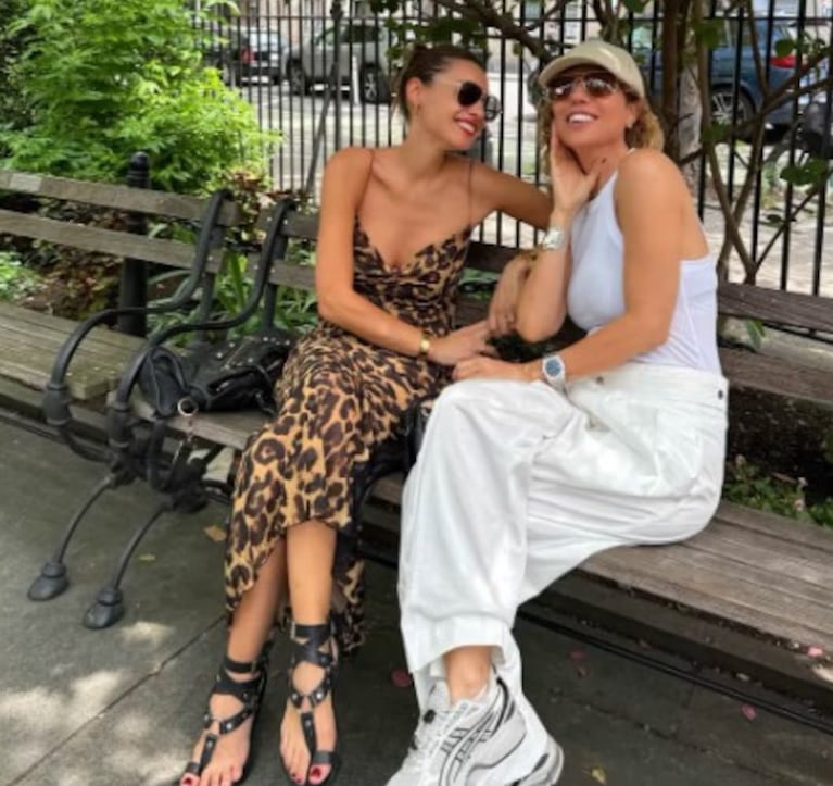 Pampita está de vacaciones en Nueva York con una amiga.