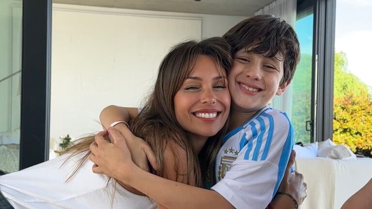 Pampita junto a su hijo Benicio, que este sábado cumplió 10 años.