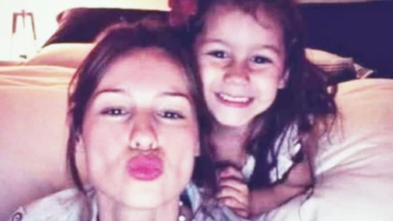 Pampita junto a su primera hija Blanca Vicuña.