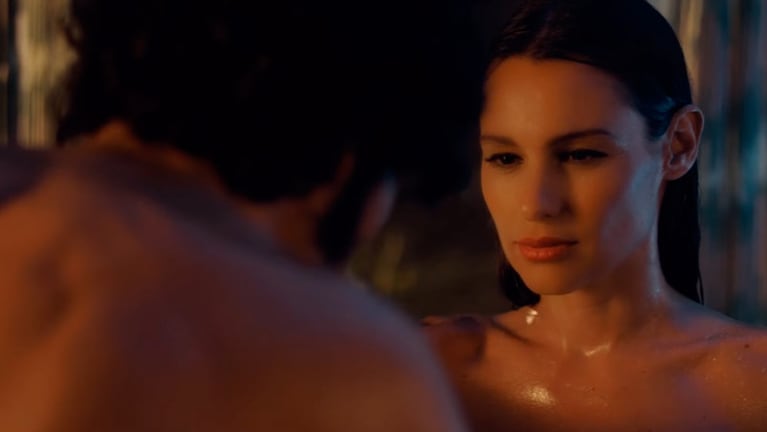 Pampita protagoniza fuertes escenas de sexo en el filme. 