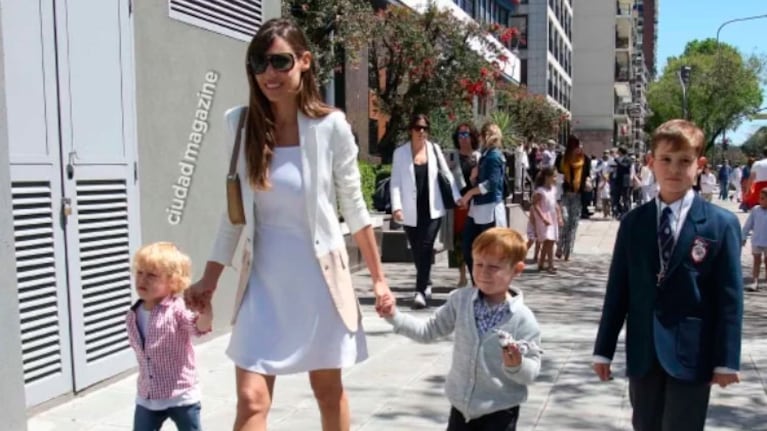 Pampita se retiró de la ceremonia religiosa junto a sus hijos.