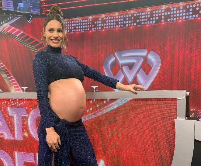 Pampita siguió trabajando hasta horas antes del parto.