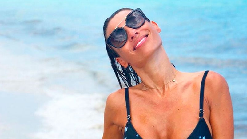 Pampita volvió a la playa para relajarse.