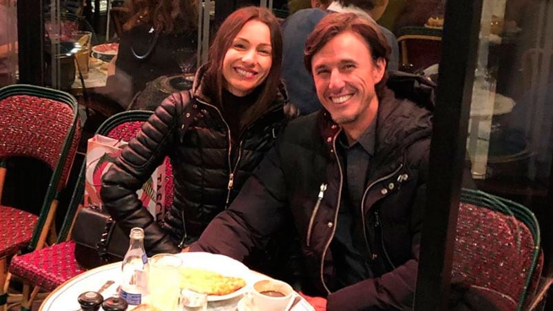 Pampita y su flamante esposo, sonrientes durante su luna de miel.