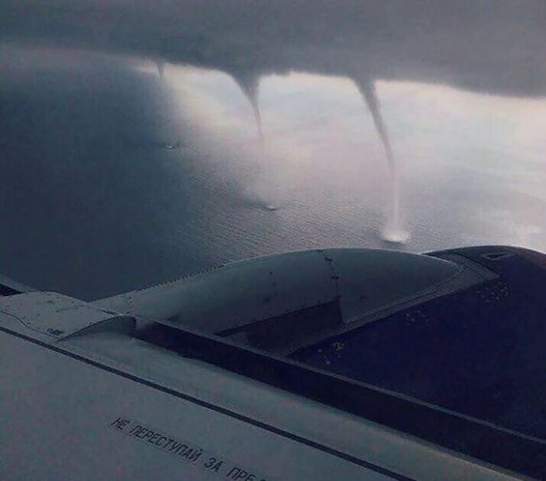Pánico en el aire: un avión logró pasar entre tres tornados 