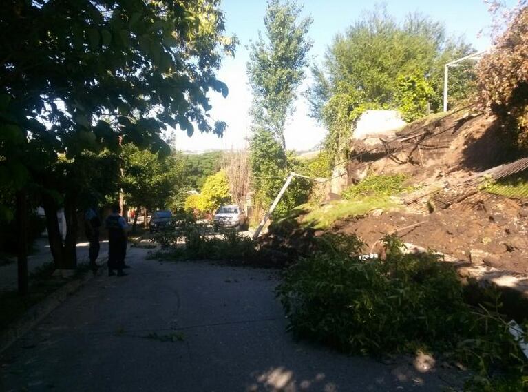 Pánico en el Cerro de las Rosas por el derrumbe de un terraplén