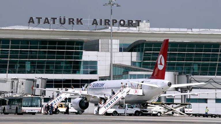Pánico por el choque de dos aviones en la pista del aeropuerto