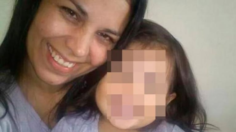 Paola Acosta y la pequeña Martina, que sobrevivió al ataque de su padre.