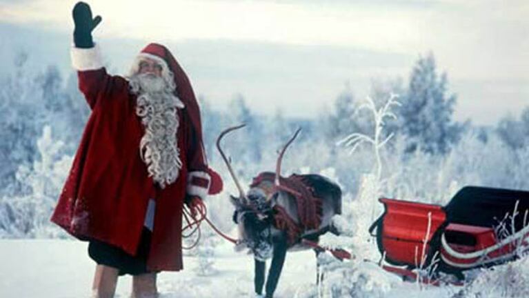 Papá Noel está recorriendo el mundo con su trineo. 