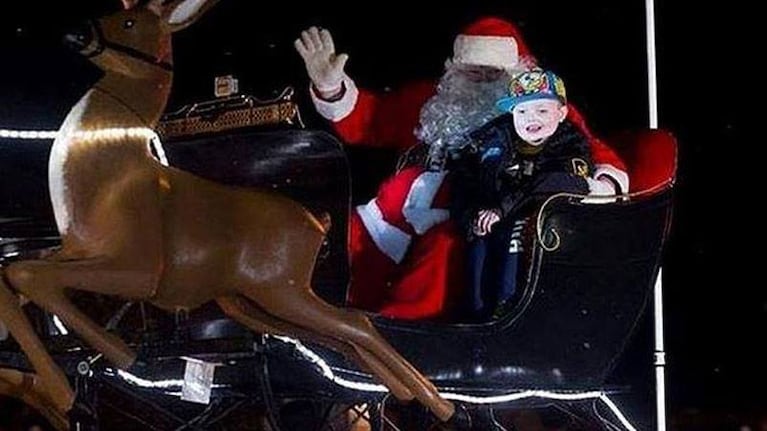 Papá Noel lleva a Evan en el trineo.