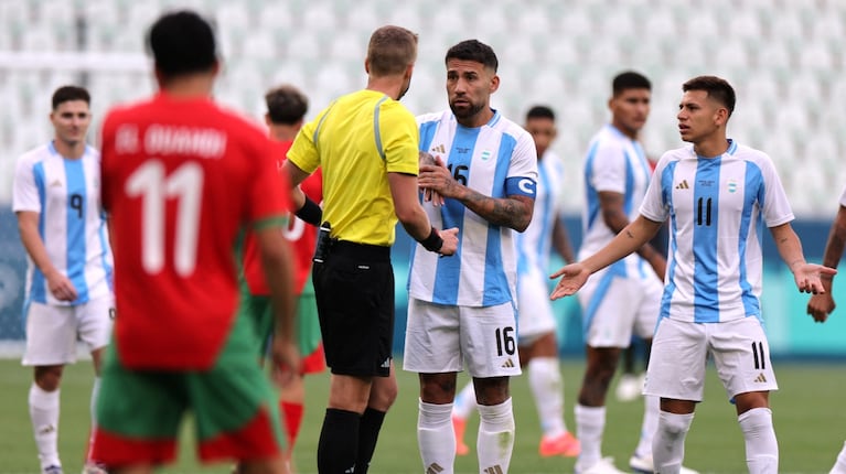 Papelón en los Juegos Olímpicos: tras dos horas de suspensión, a la Argentina le anularon un gol y perdió 2-1 con Marruecos (Foto: Reuters).