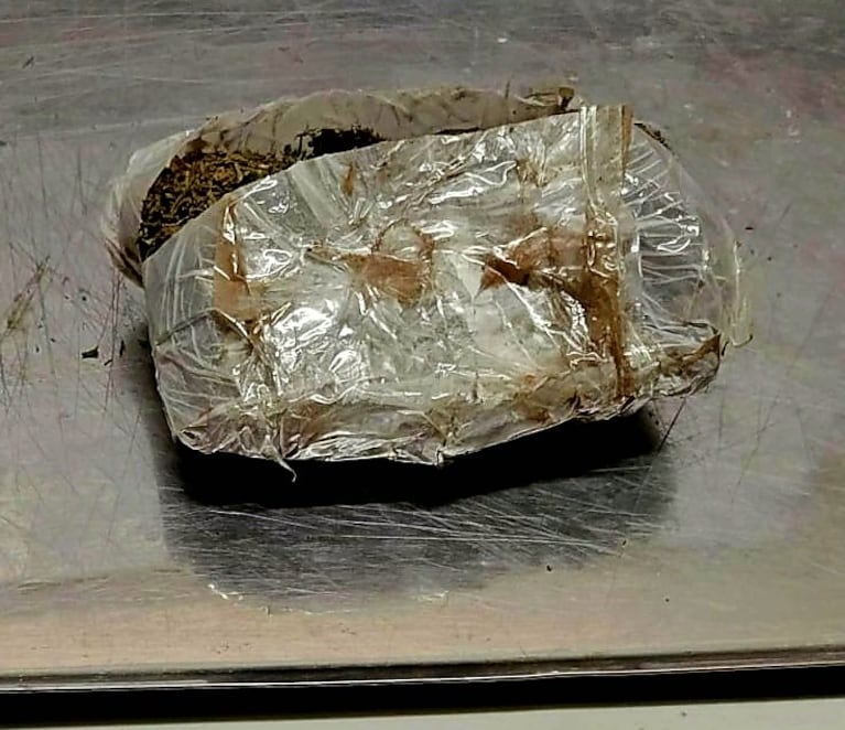 Paquete de marihuana arrojado desde el exterior de una cárcel en Córdoba.