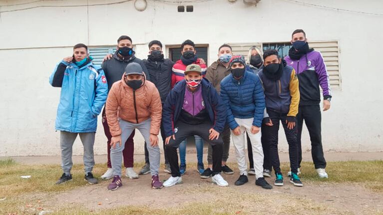 Para ayudar, armaron un sólo equipo.