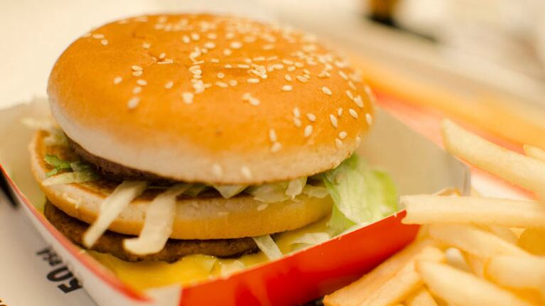 Para comer una hamburguesa, un niño vivió una verdadera aventura