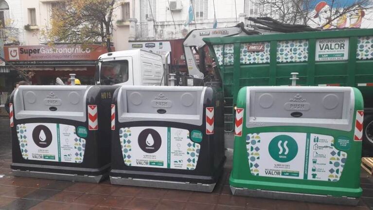 Para depositar los desechos, los vecinos sólo deberán empujar la puerta rebatible con la misma bolsa.