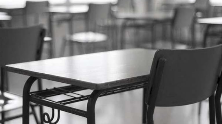 Para la Argentina, oficialmente, educar no constituye un servicio prioritario.