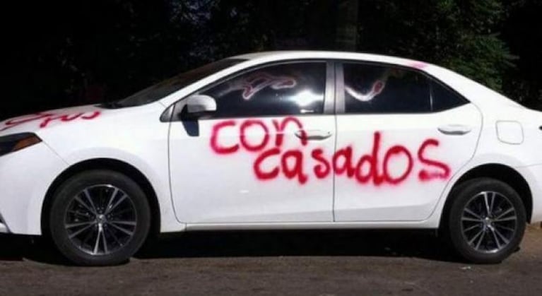 ¡Para que aprenda! Le pintaron el auto por salir con un casado