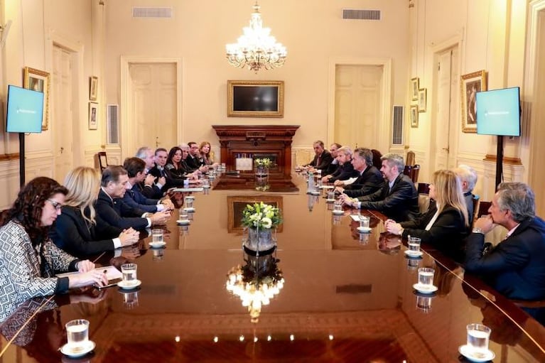 Para qué se reunió Macri con senadores opositores