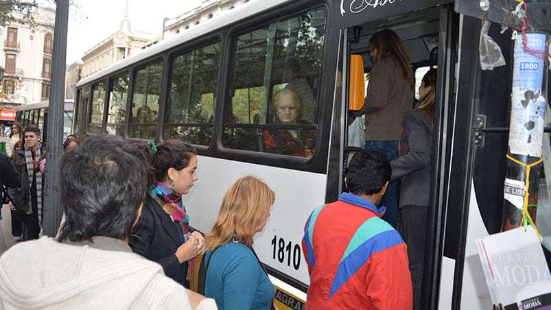 Para subir a los colectivos habrá que pagar más de seis pesos extra.