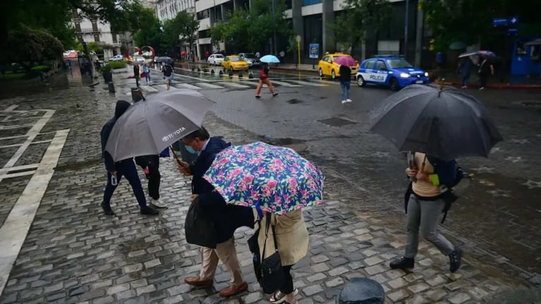 Paraguas y abrigos listos para el finde en Córdoba.
