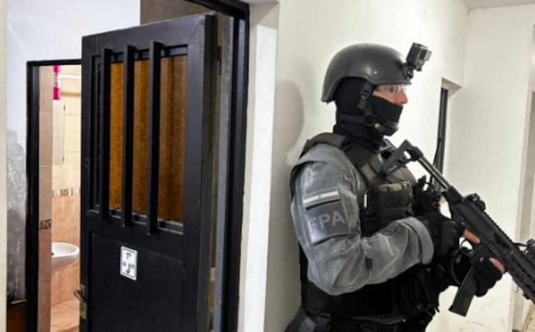 Pareja de peruanos vendía droga en pleno centro de Córdoba: cayó la mujer y reveló dónde estaba el hombre