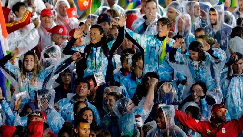 Pareto y la delegación argentina disfrutaron la fiesta de clausura bajo la lluvia.