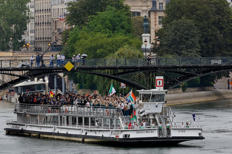 Paris 2024 Olympics - Opening Ceremony - Paris, France - July 26, 2024. Athletes of Germany and South Africa are seen aboard a boat in the floating parade on the river Seine during the opening ceremony. REUTERS/Evgenia Novozhenina