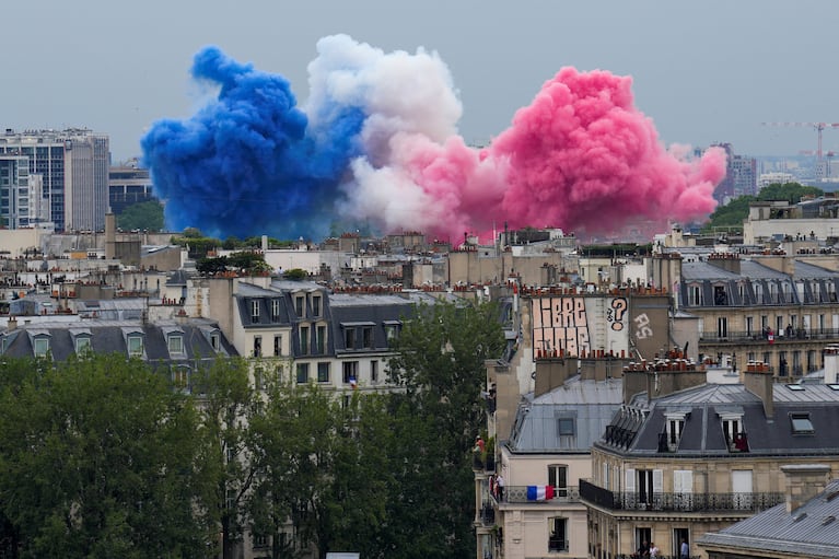 Paris 2024 Olympics - Opening Ceremony - Paris, France - July 26, 2024. Smoke in the colors of the France flag are set off in Paris, France, at the start of the opening ceremony for the 2024 Summer Olympics. Bernat Armangue/Pool via REUTERS