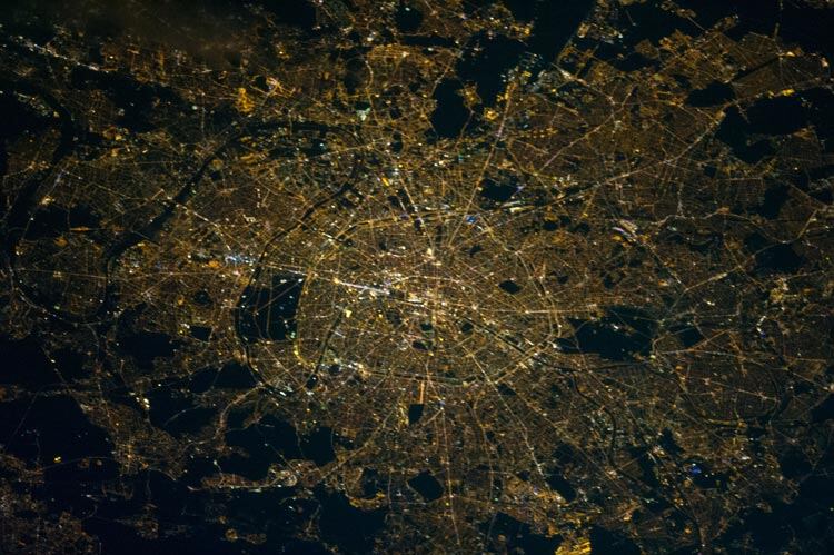 París, desde la Estación Espacial Internacional.