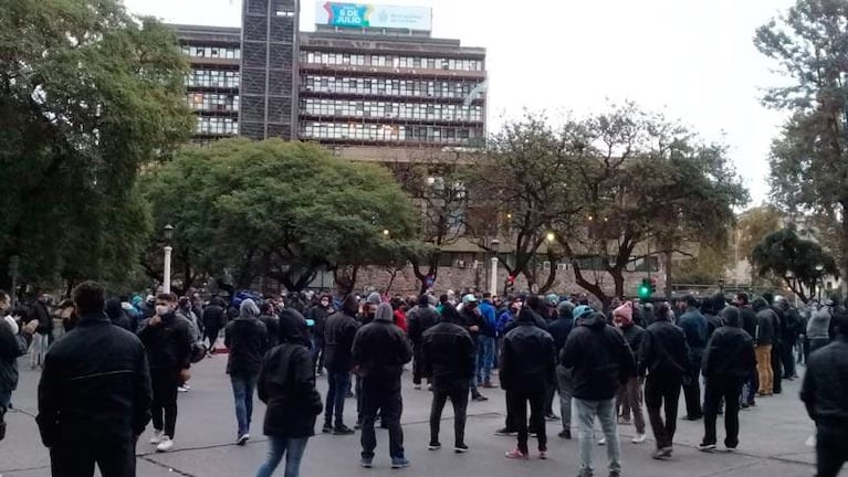 Paro de colectivos en Córdoba: no hubo acuerdo y UTA marchó hacia la Municipalidad