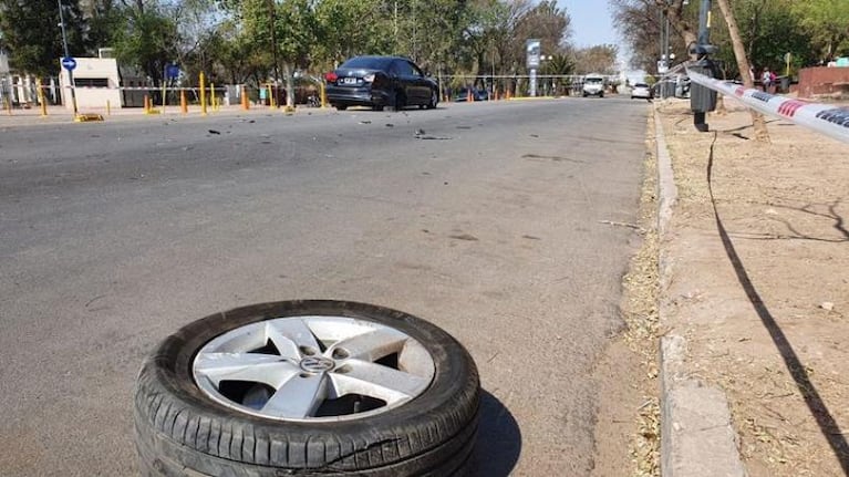 Parque Sarmiento: impactante choque entre dos autos, uno se estrelló contra un poste