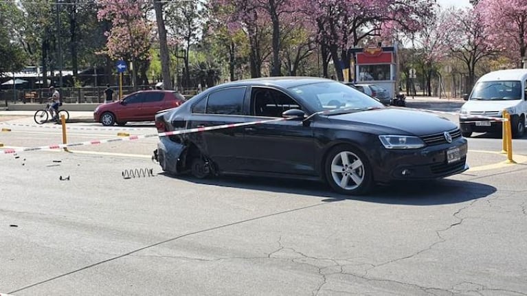 Parque Sarmiento: impactante choque entre dos autos, uno se estrelló contra un poste